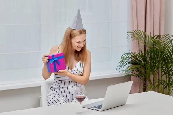 Una chica muestra un regalo que le fue presentado para su cumpleaños a la webcam. —  Fotos de Stock