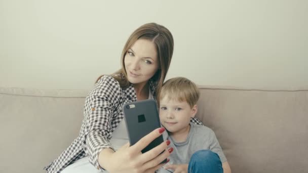 Prenez une photo selfie pour les réseaux sociaux avec votre enfant. Mère et fils. 4k — Video