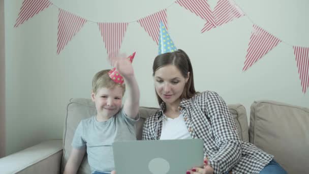 El cumpleaños de los niños. Mamá e hijo están hablando en línea con los abuelos. 4k — Vídeo de stock