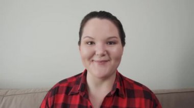 Kadın öğretmen çevrimiçi ders veriyor. Video iletişim dersi. Artı boyut modeli