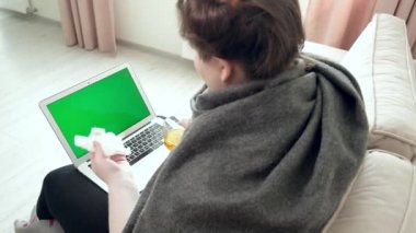 Karantina sırasında aile üyeleriyle iletişim. Grip, grip, virüs belirtileri.