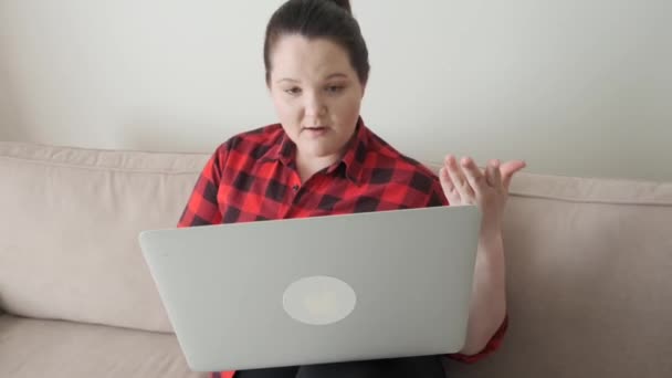 O fată frumoasă care lucrează online în timp ce stă acasă. Comunicare online . — Videoclip de stoc