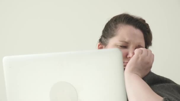 Ένα κορίτσι που κλαίει επικοινωνεί με την οικογένειά της και σκουπίζει τα δάκρυά της με μια πετσέτα.. — Αρχείο Βίντεο