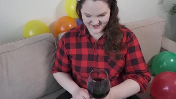 Kobieta zadzwoniła do osoby internetowej, trzymając kieliszek wina w dłoni.. — Wideo stockowe