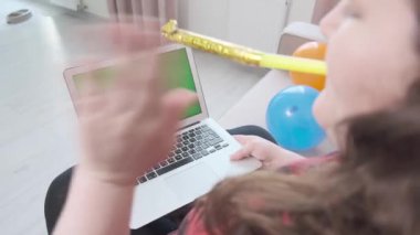 Kız çevrimiçi doğum günü için arkadaşını tebrik ediyor. Video iletişimi.