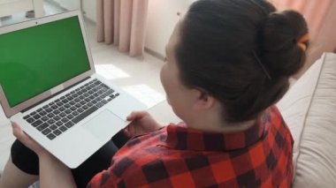 Mutlu esmer kız internette konuşuyor ve gülüyor. Yeşil ekranı izle.