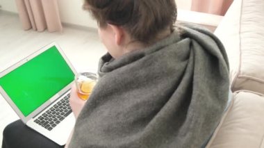 Kız hastalandı ve limonlu sıcak çayla kendini ısıtıyor..