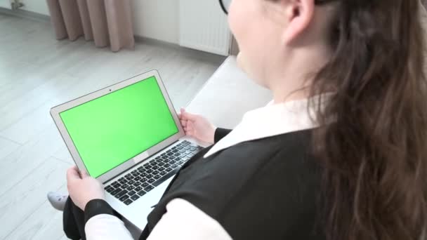 Giovane donna d'affari che lavora da casa online. Lavoro freelance durante una pandemia. — Video Stock