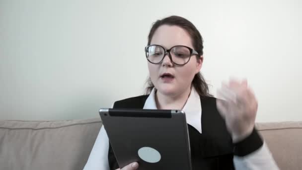 Entrenamiento en línea. Mujer con gafas para la vista. Joven mujer de negocios. 4K — Vídeos de Stock