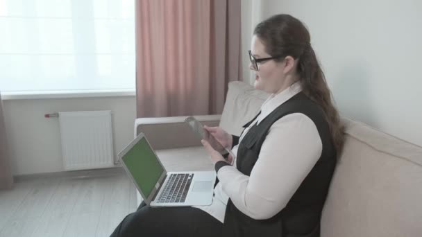 Geschäftsfrau kommuniziert online. Das Mädchen spricht, schaut auf den Bildschirm. — Stockvideo