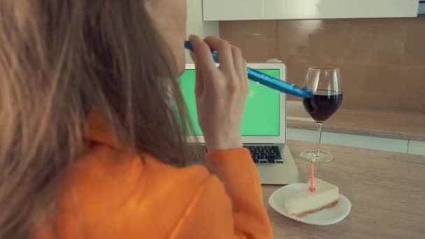 Jeune femme souhaite joyeux anniversaire en ligne. Il y a un ordinateur portable sur la table. — Video
