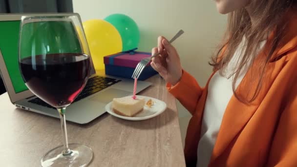 На столі шматок торта в тарілці, ноутбук і повітряні кулі. 4k відео . — стокове відео