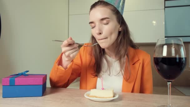 Mulher de aniversário bonita está comendo bolo de aniversário com prazer. 4k vídeo. — Vídeo de Stock