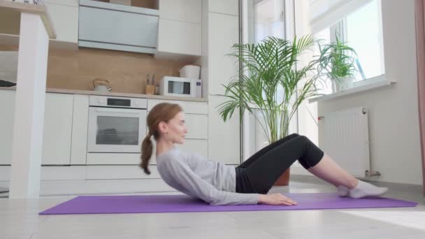 Fitness d'une femme blanche apparence à la maison au lieu d'aller à la salle de gym. — Video