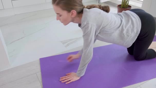 Fitness d'une femme blanche apparence à la maison au lieu d'aller à la salle de gym. — Video