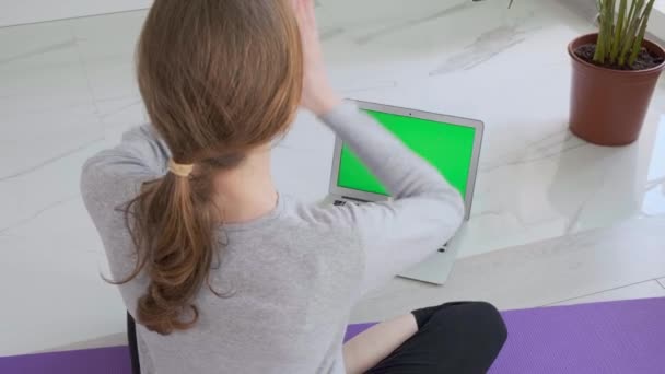 Yoga féminin à la maison au lieu d'aller à la salle de gym. Concept d'exercice pour une bonne forme — Video
