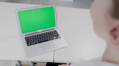 Kadın bir doktor sırtüstü oturur ve hastasıyla internette konuşur. 4k video.
