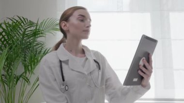 Online doktor danışmanlığı, video iletişimi, uygulama kullanımı. 4k video.