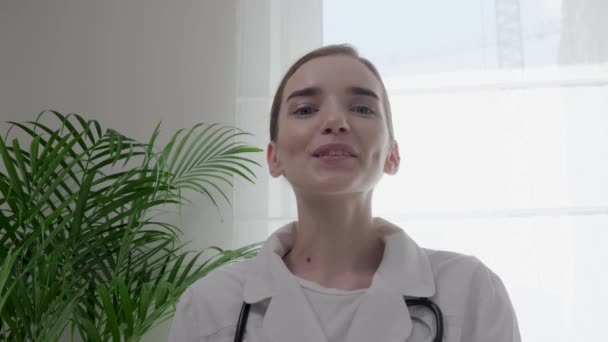 Le médecin communique en ligne avec le patient, en utilisant l'application. Vidéo 4k — Video