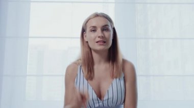 İnternette yabancı bir dil öğreniyorum. Sarışın kadın blogcu öğretmen yayın yapıyor