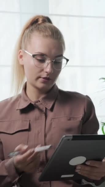 Joven mujer de negocios se comunica en línea con sus colegas, videoconferencia. — Vídeos de Stock