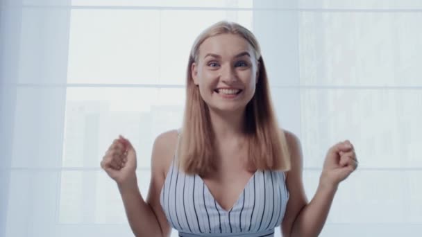 Mujer rubia feliz ganó una gran cantidad en un casino en línea, las manos se levantan. — Vídeo de stock