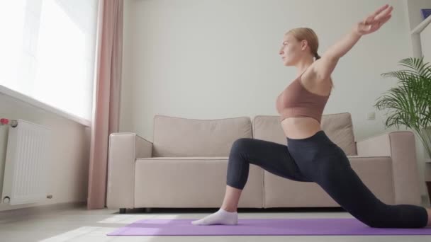 Mujer joven está descansando después de un largo día en el trabajo y haciendo yoga. Asanas de yoga. — Vídeo de stock