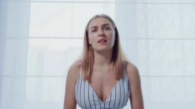 Kameraya bakan genç bir kadının kavgası, azarlaması, olumsuz duyguları..