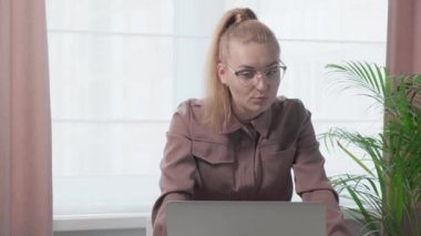 İş kadını video iletişimi ve çevrimiçi eğitim konulu bir konferans düzenledi.