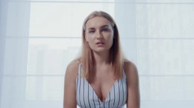 Kadın blogcu öğretmen yayın yapıyor. Çevrimiçi yabancı bir dil öğrenmek.