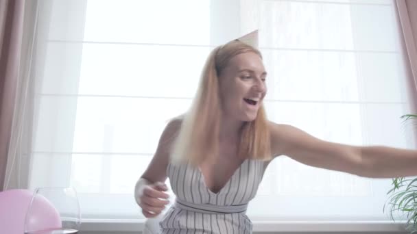 Vacker kvinna i vit klänning firar online, kommunikation på avstånd. — Stockvideo