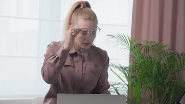 Affärskvinna tittar noga in i den bärbara webbkamera. Videokonferens. — Stockvideo