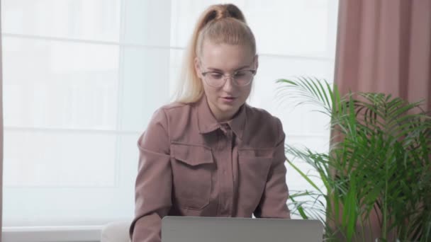 Business Lady med glasögon genomför en videokonferens, online-utbildning. — Stockvideo