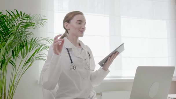 Online doktor danışmanlığı, video iletişimi, uygulama kullanımı. 4k video. — Stok video