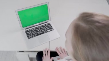 Masada yeşil ekranlı bir laptop var. Çevrimiçi doktor danışmanlığı.