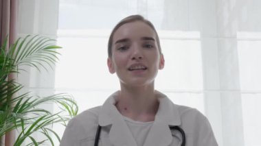 Online doktor danışmanlığı, video iletişimi, uygulama kullanımı. 4k video.