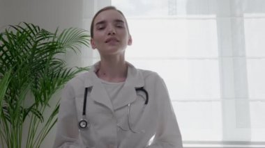 Doktor başvuru formunu kullanarak hastayla çevrimiçi iletişim kuruyor. 4k video