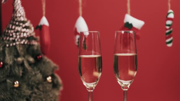 El esposo y la esposa beben champán juntos en la noche de Navidad. Cena romántica. — Vídeos de Stock
