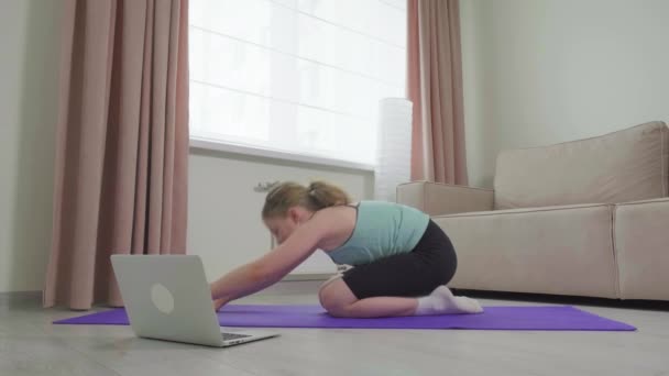 Entrenamiento físico en línea. Mira el monitor del portátil. Deportes en casa. — Vídeos de Stock