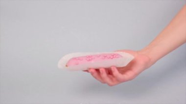 Kahvaltılık yemek. Tatlı ekmekler ellerinde pembe jölelerle.