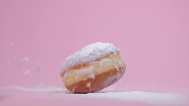 Ein Zusammenprall zweier köstlicher runder Donuts mit Füllung. Ein sehr süßes Dessert. — Stockvideo