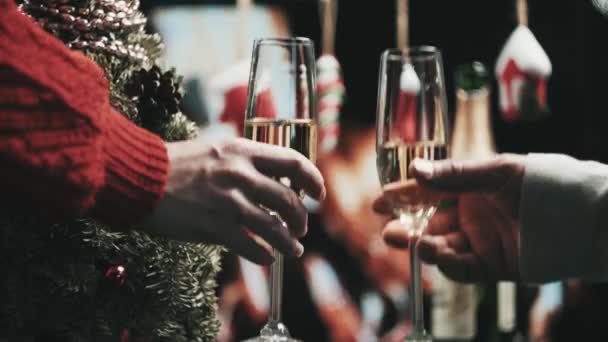 Toca copas de champán. Celebración de Año Nuevo. Mano femenina y masculina. — Vídeos de Stock