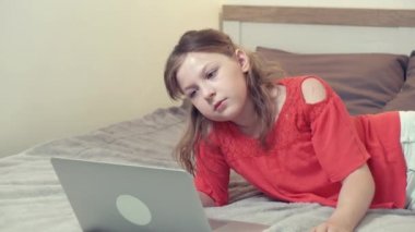 Video iletişimi kullanılarak akrabalarla uzak mesafeden iletişim.