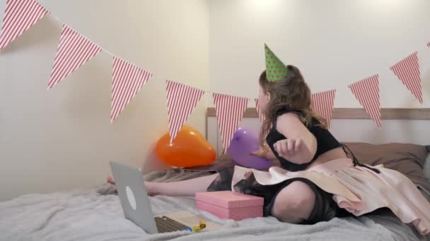 Une fille célèbre son anniversaire en ligne et vomit un ballon. — Video