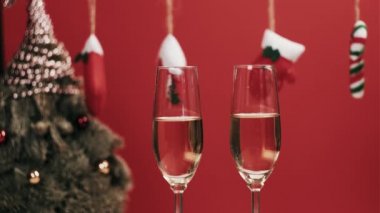 Birbirine aşık bir çift Noel akşamı şampanya içer, bardakları tokuşturur..