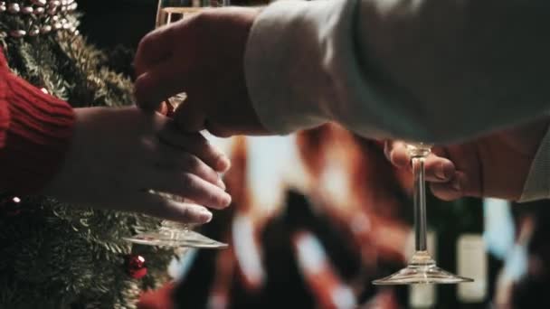 Un chico y una chica celebran la Navidad juntos y beben champán.. — Vídeos de Stock