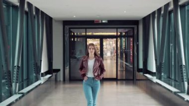 Güzel bir kız sokakta günlük kıyafetlerle yürüyor. Uzun güzel saçlar..