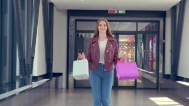 Genç ve mutlu bir kadın dükkandan aldığı mallarla birlikte gider. Büyük indirim..