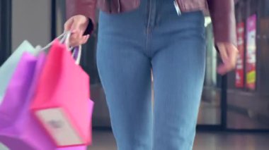 Güzel, genç bir kadın elinde alışverişlerle gider. Tatiller için hediyeler