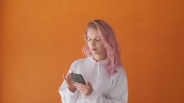 İnternetteki harika fiyatlara şaşıran genç bir kadın..